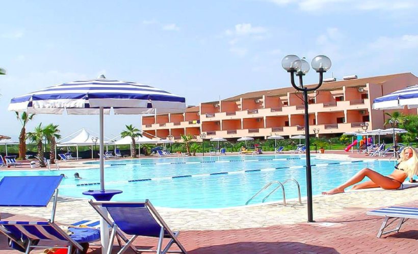 sybaris hotel piscina